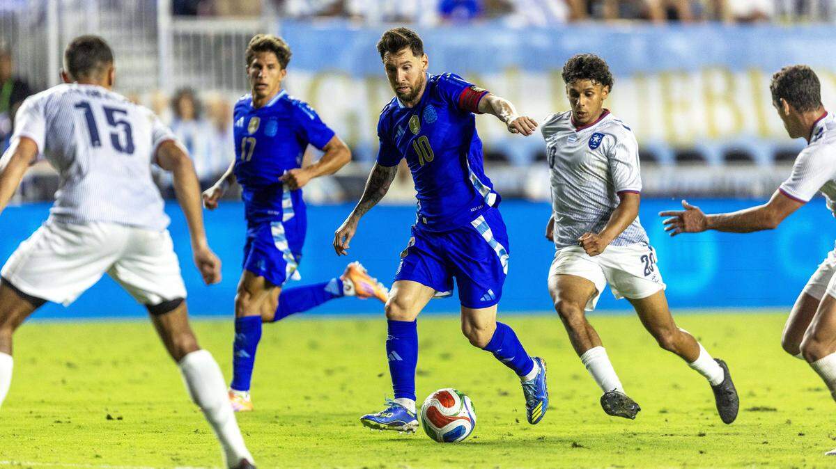 El astro de Argentina Lionel Messi conduce la pelota ante la defensa de Puerto Rico, en el partido amistoso celebrado el 14 de octubre de 2025 en el Chase Stadium en Fort Lauderdale, Florida.