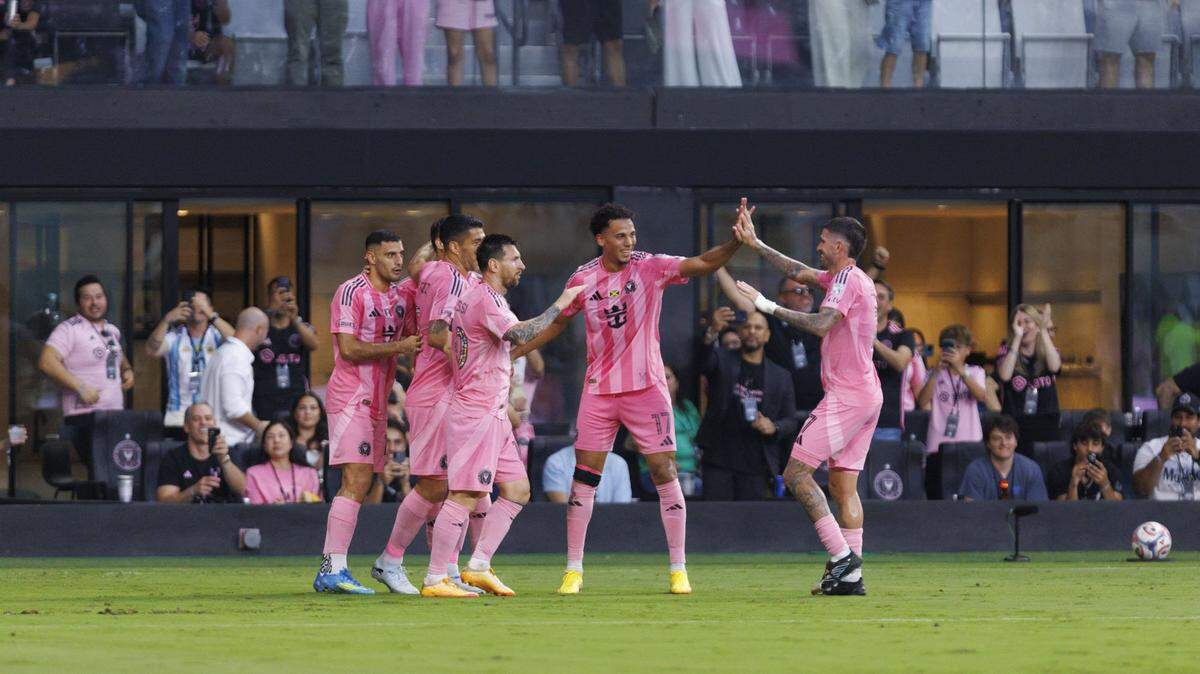 Los jugadores del Inter Miami celebran un gol de Luis Suárez (2do de izq. a der.), en el partido de la MLS ante Philadelphia Union efectuado el 24 de mayo de 2026 en el Nu Stadium en Miami. 