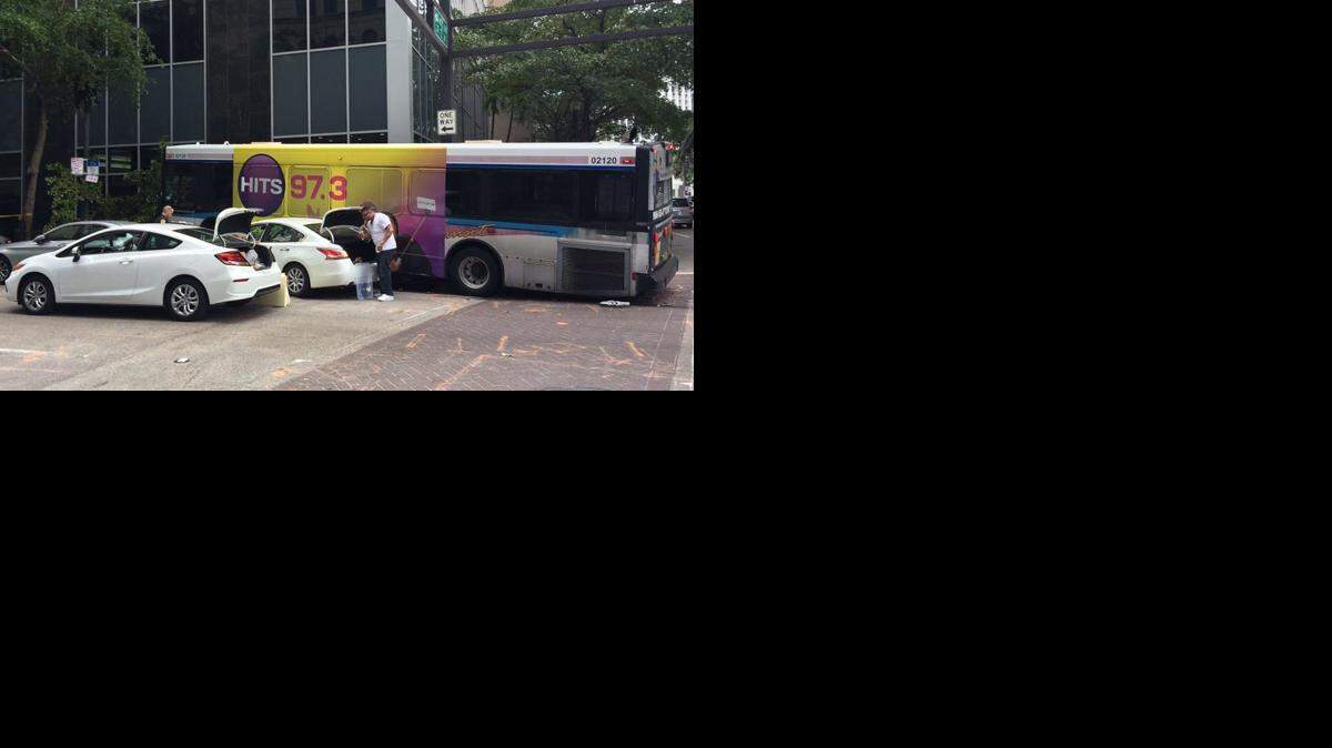 El video que tomó con su teléfono muestra todavía la polvareda que levantó el choque entre un Nissan Altima blanco y el colectivo del condado Miami-Dade.