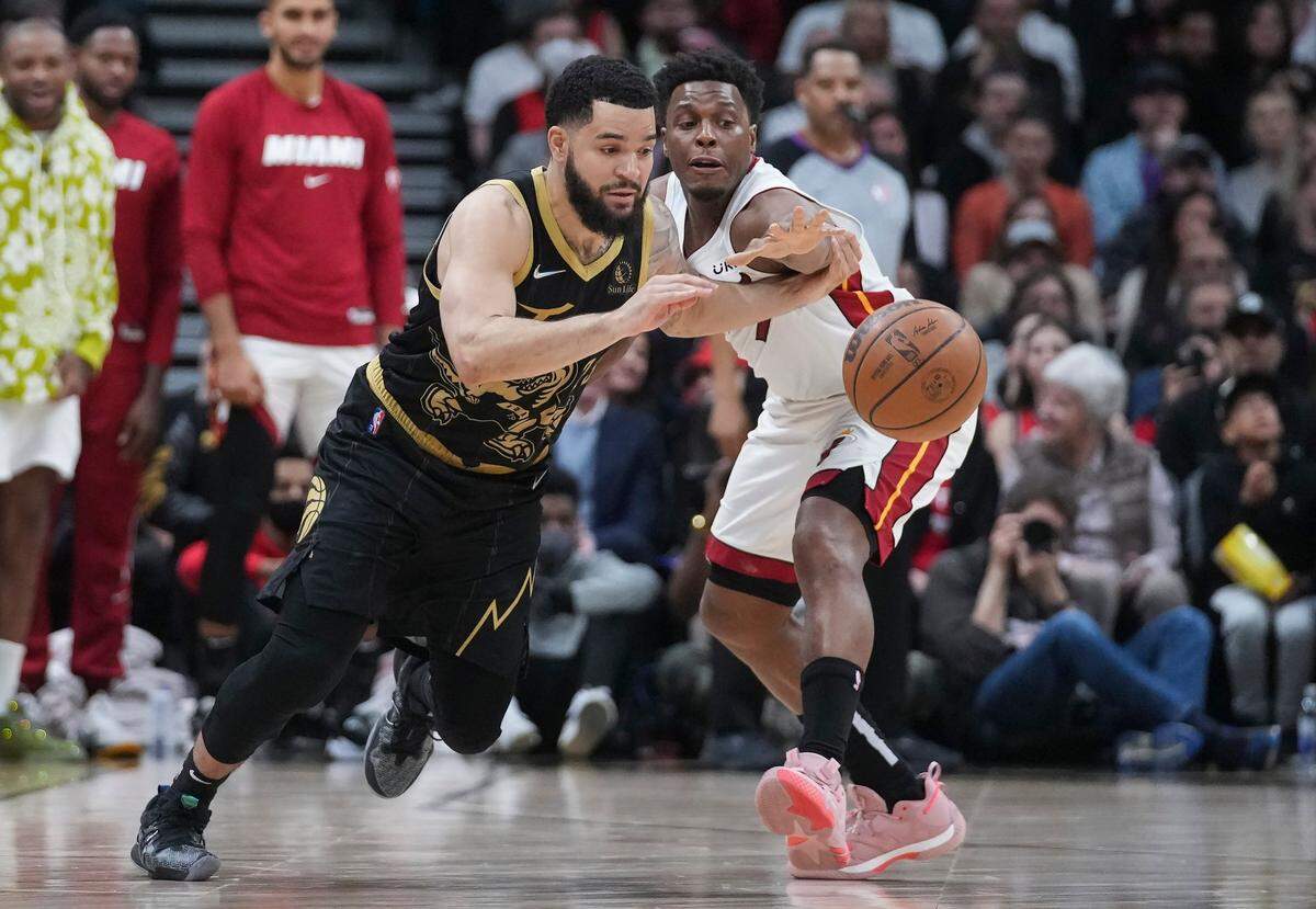El jugador de los Raptors Fred VanVleet (izq.) conduce la pelota ante la marca de Kyle Lowry, del Heat de Miami, en el partido celebrado el 3 de abril de 2022 en Toronto.