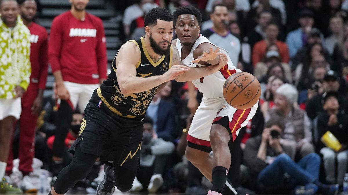 El jugador de los Raptors Fred VanVleet (izq.) conduce la pelota ante la marca de Kyle Lowry, del Heat de Miami, en el partido celebrado el 3 de abril de 2022 en Toronto.