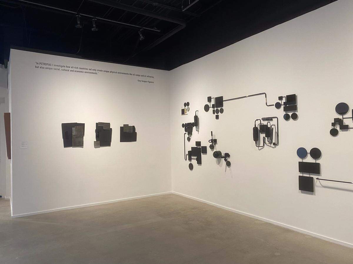 Sala de la exhibición de obras de Tony Vázquez-Figueroa en LnS Gallery, Miami.