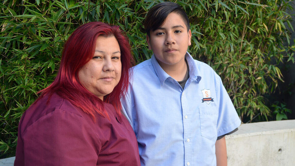 Adrián Mejía y su madre, Saira Diaz, aprender sobre hábitos alimentarios saludables a través del estudio de la Universidad del Sur de California y el Hospital de Niños de Los Ángeles. Adrián ya no consume sodas azucaradas, perdió algo de peso y comenzó a jugar fútbol. Díaz también redujo el consumo de azúcar y perdió 15 libras.