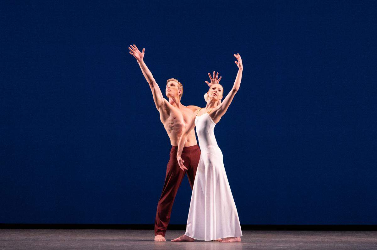 Dawn Atkins y Chase Swatosh, como La Pareja de Blanco, en “Diversion of Angels”, coreografía de Martha Graham.