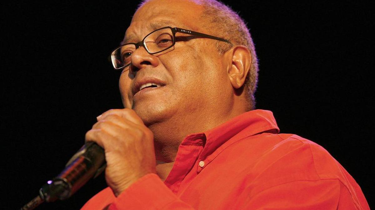ARCHIVO - El músico cubano Pablo Milanés canta en Burgos, España, el 19 de abril de 2008.  (Foto AP/Israel L.Murillo, Archivo)