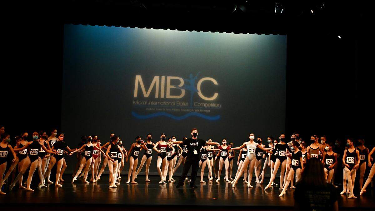 Jóvenes participantes en MIBC 2022 tomando una Clase Maestra con el bailarín y coreógrafo Yanis Pikieris, cofundador del evento. 