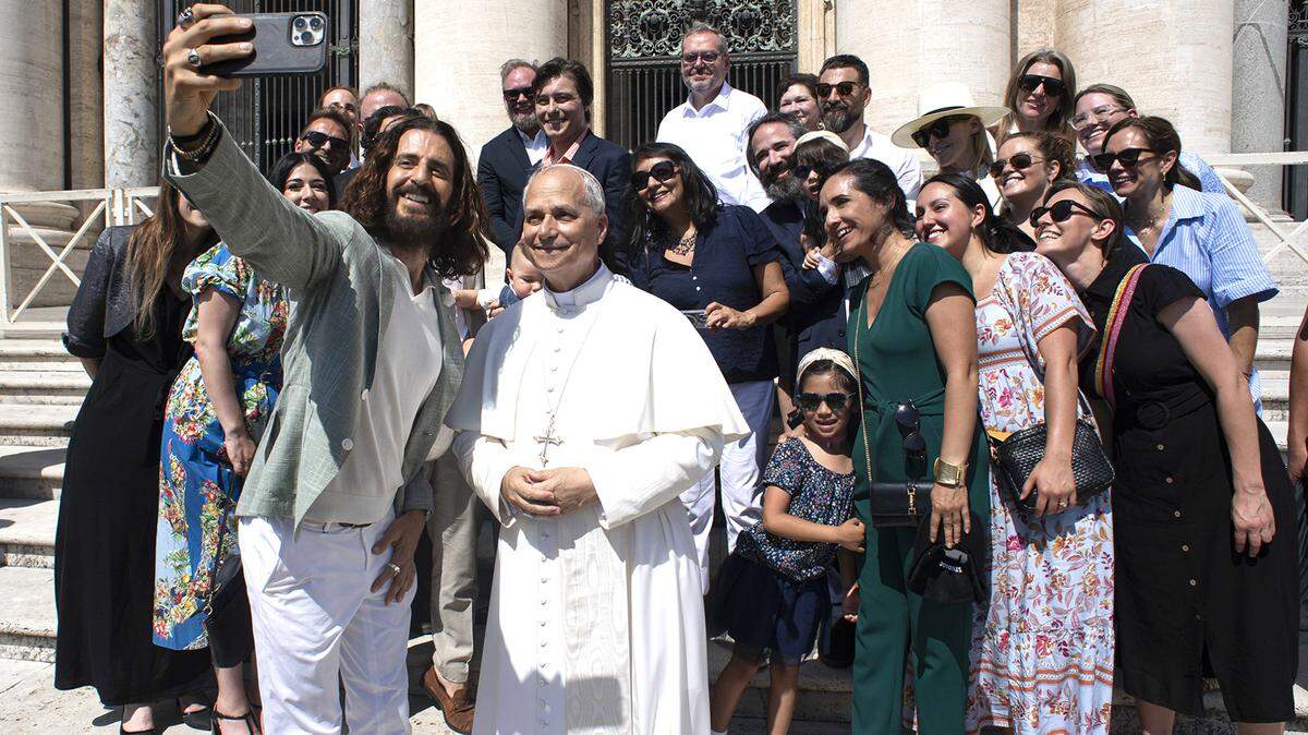 Leon XIV, Jonathan Roumie y el cast de ‘The Chosen’.