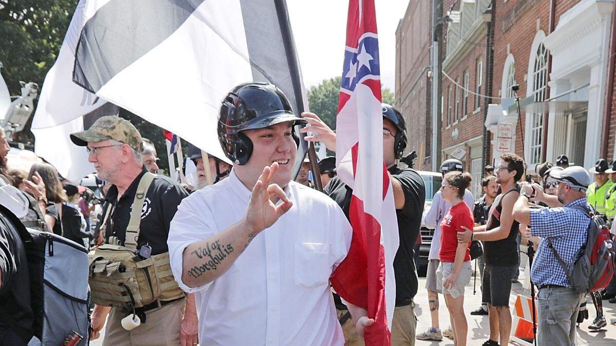 Cientos de nacionalistas blancos, neonazis y miembros del "alt-right" son confrontados por manifestantes mientras marchan hacia East Market Street hacia Lee Park durante la manifestación "United the Right" el 12 de agosto de 2017 en Charlottesville, Virginia.