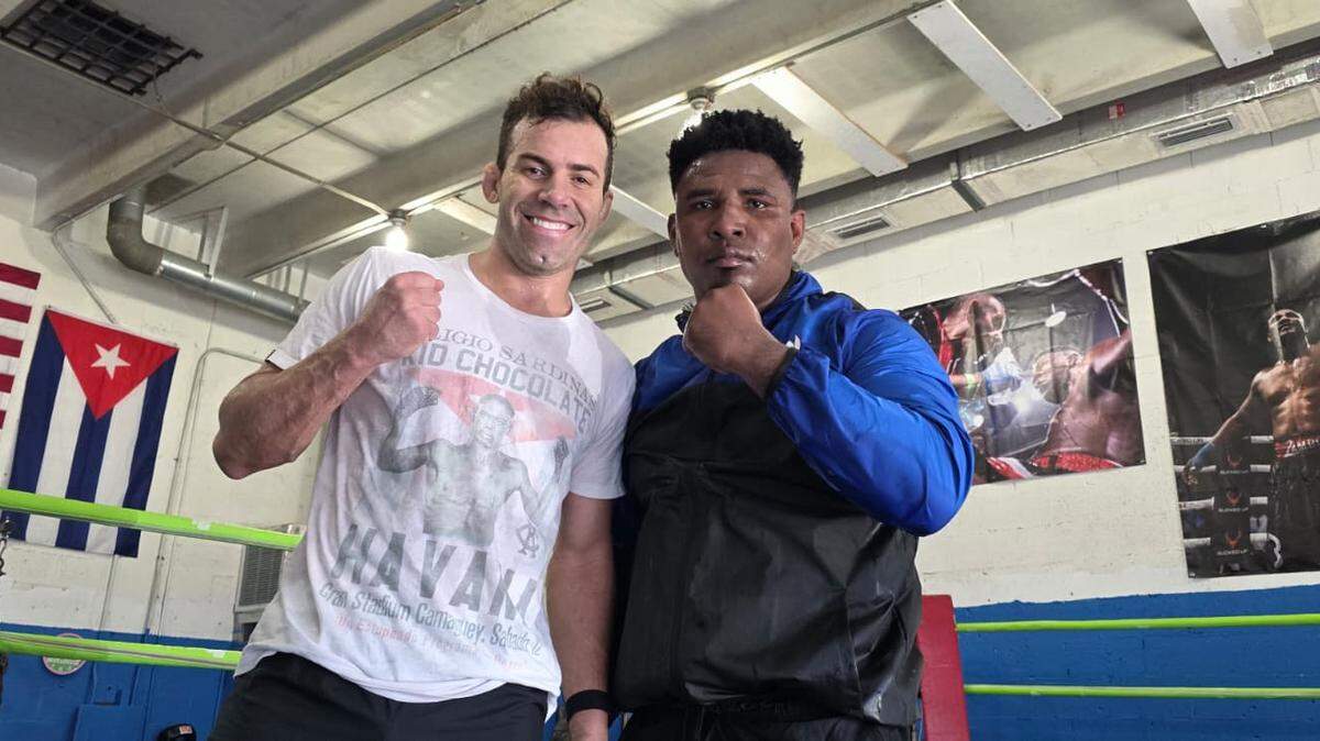 El cubano invicto del Bare Knuckle Fighting Championship Leonardo Perdomo (der.) regresa al ring el 5 de diciembre en la cartelera en el Hard Rock Live de Hollywood, Florida. En la foto junto al peleador y comentarista de ESPN Knockout “Tonga’’ Reyno.