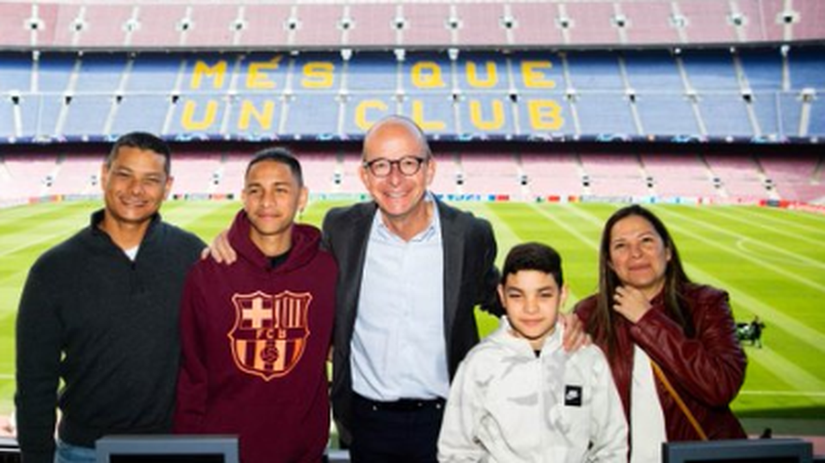 Anthony Borges y su familia junto al vicepresidente primero de Barcelona, Jordi Cardoner, el 12 de marzo de 2019 en el estadio Camp Nou.