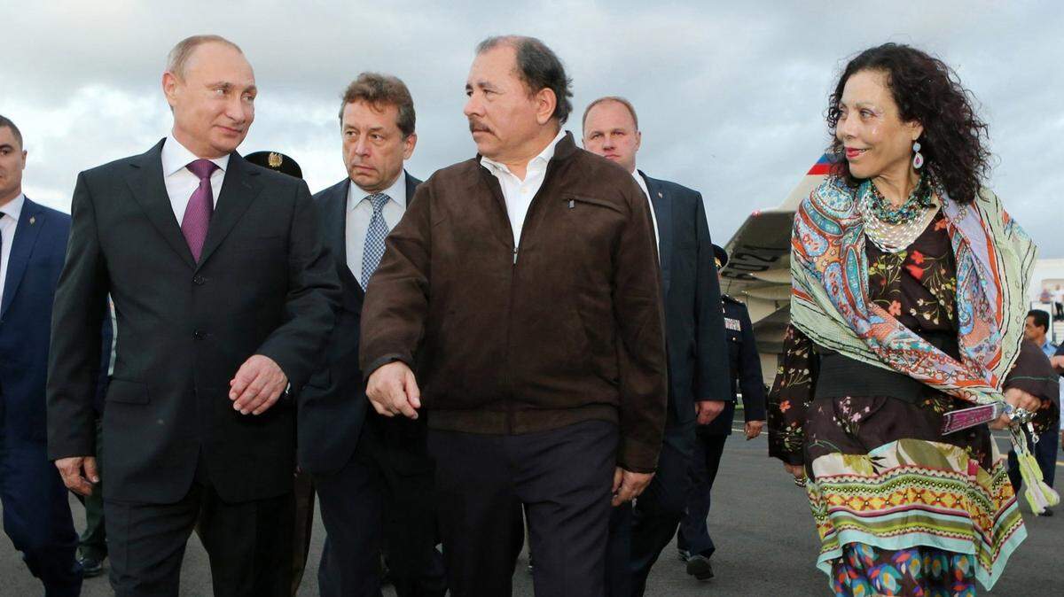 El presidente nicaragüense, Daniel Ortega, y la vicepresidenta, Rosario Murillo, reciben al presidente ruso, Vladimir Putin, el 11 de julio de 2014, en el aeropuerto de Managua, Nicaragua.