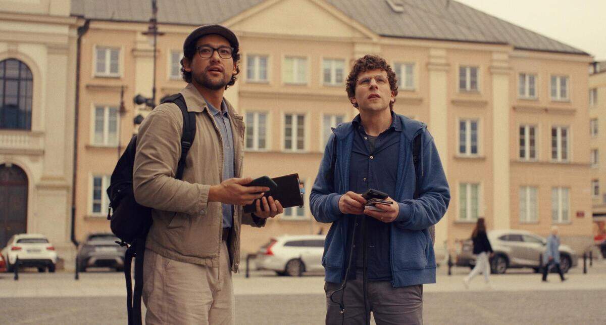 Coral Gables Art Cinema proyecta ‘A Real Pain’ (2024) en la que los primos estadounidenses David y Benji Kaplan se embarcan en un viaje desde la ciudad de Nueva York hasta Polonia.