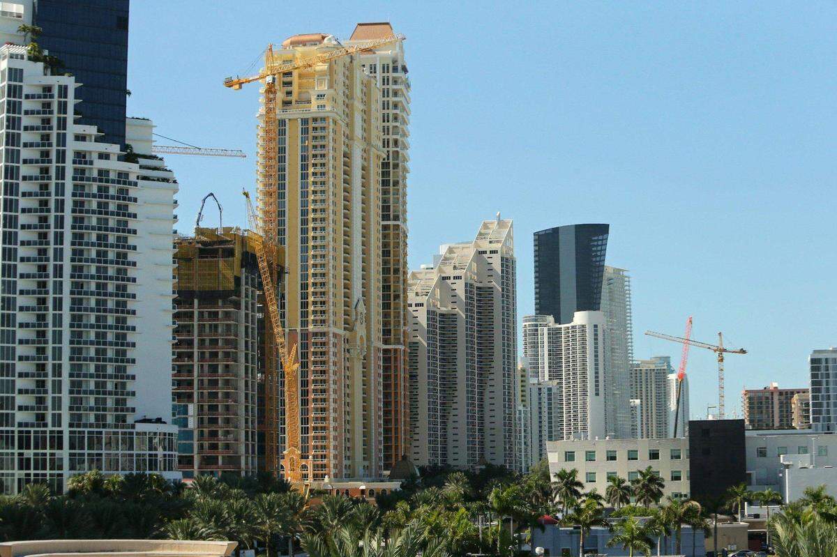 Vista del horizonte de Sunny Isles Beach el martes 23 de julio de 2019.