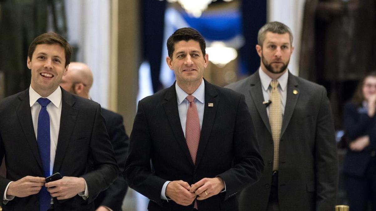 Paul Ryan (C) camina hacia el piso de la Cámara donde los representantes estaban votando en una resolución de presupuesto que es el primer paso en la revocación de la Ley de Cuidado de Salud a Bajo Precio en Washington (Estados Unidos), 13/01 / Washington, DC, USA, 13 de enero de 2017.