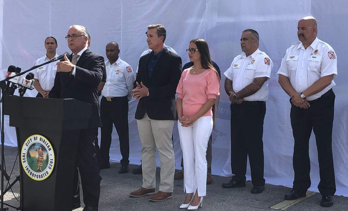 Alcalde de Hialeah, Esteban Bovo Jr, anuncia la gratuidad del servicio de transporte en la ciudad junto con los concejales de la ciudad Jacqueline Garcia-Roves y Luis Rodríguez. Junio 16, 2022