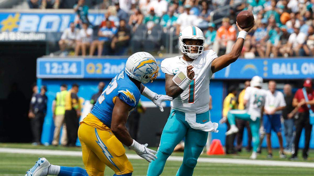 El quarterback de los Dolphins Tua Tagovailoa lanza el ovoide ante la defensa del safety de los Chargers JT Woods, en el partido celebrado el 10 de septiembre de 2023 en el SoFi Stadium en Inglewood, California.
