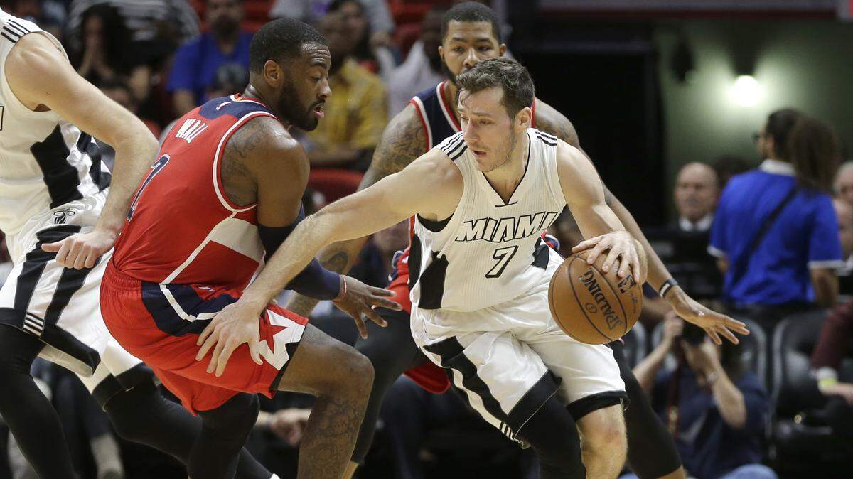 El armador del  Heat guard Goran Dragic (7) trata de dejar atrás a John Wall (2), de los Wizards, el 12 de diciembre del 2016, en Miami.