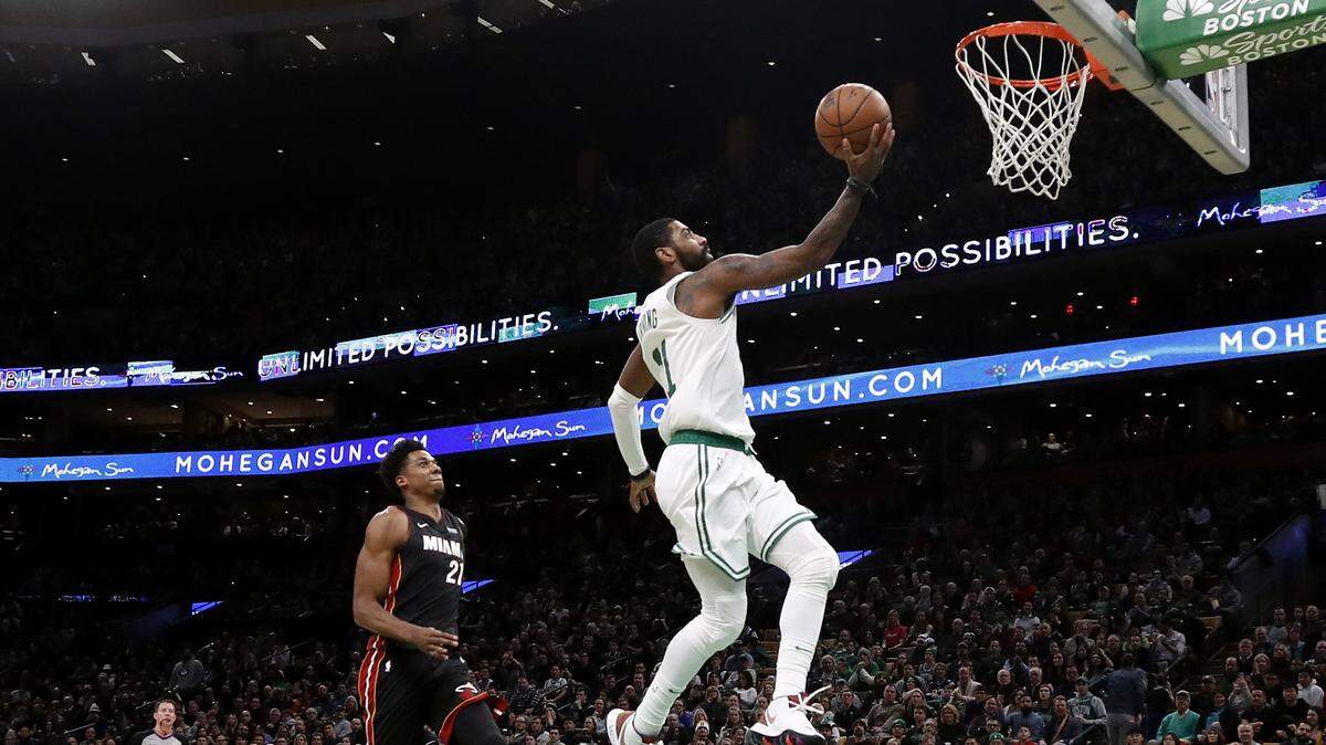 Kyrie Irving anota una canasta ante la mirada de Hassan Whiteside en el segundo cuarto del partido entre los Celtics y el Heat, celebrado el 21 de enero de 2019 en Boston.