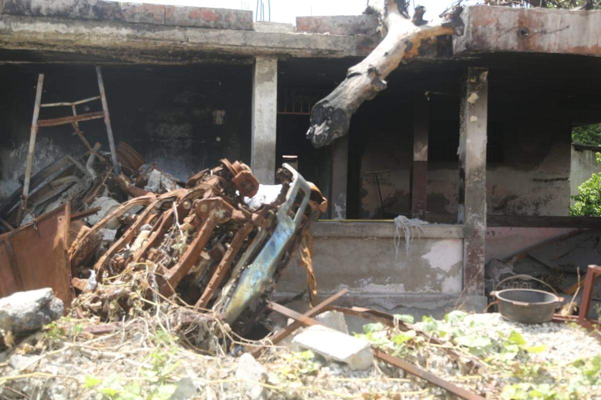 Uno de los muchos edificios y casas privadas que han sido destruidos en el centro de Puerto Príncipe por miembros de la coalición de bandas Viv Ansanm. El miércoles 27 de agosto de 2025, Jimmy “Barbecue” Chérizier anunció en un video publicado en redes sociales que los residentes desplazados de Delmas 30, Solino, Christ Roi y Nazon pueden regresar a casa.