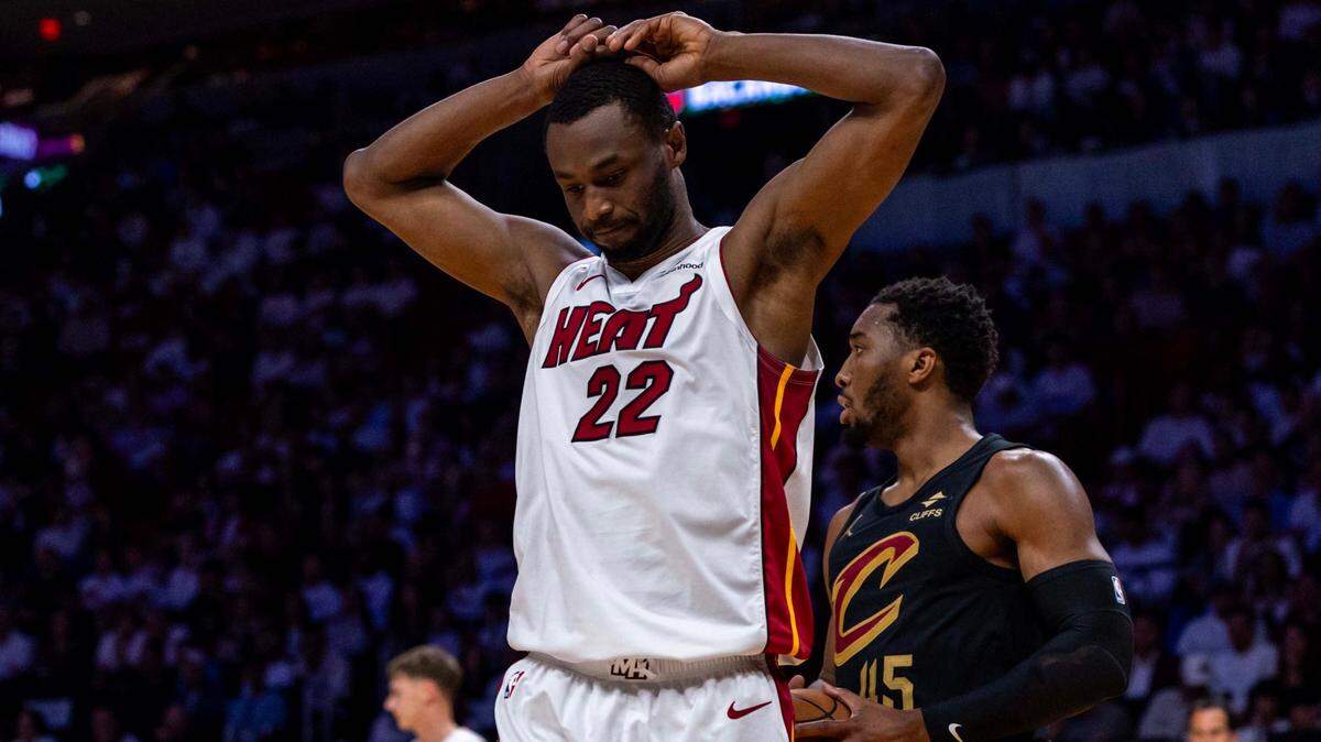 El jugador del Heat Andrew Wiggins reacciona tras una jugada ante los Cavaliers de Cleveland, en el cuarto partido de la serie de playoffs celebrado el 28 de abril de 2025 en Miami.