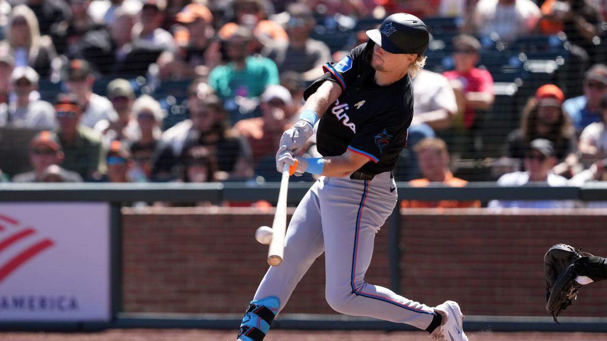 El jardinero de los Marlins de Miami Kyle Stowers batea un jonrón en el quinto inning del partido ante los Gigantes, celebrado el 1ro de septiembre de 2024 en San Francisco.