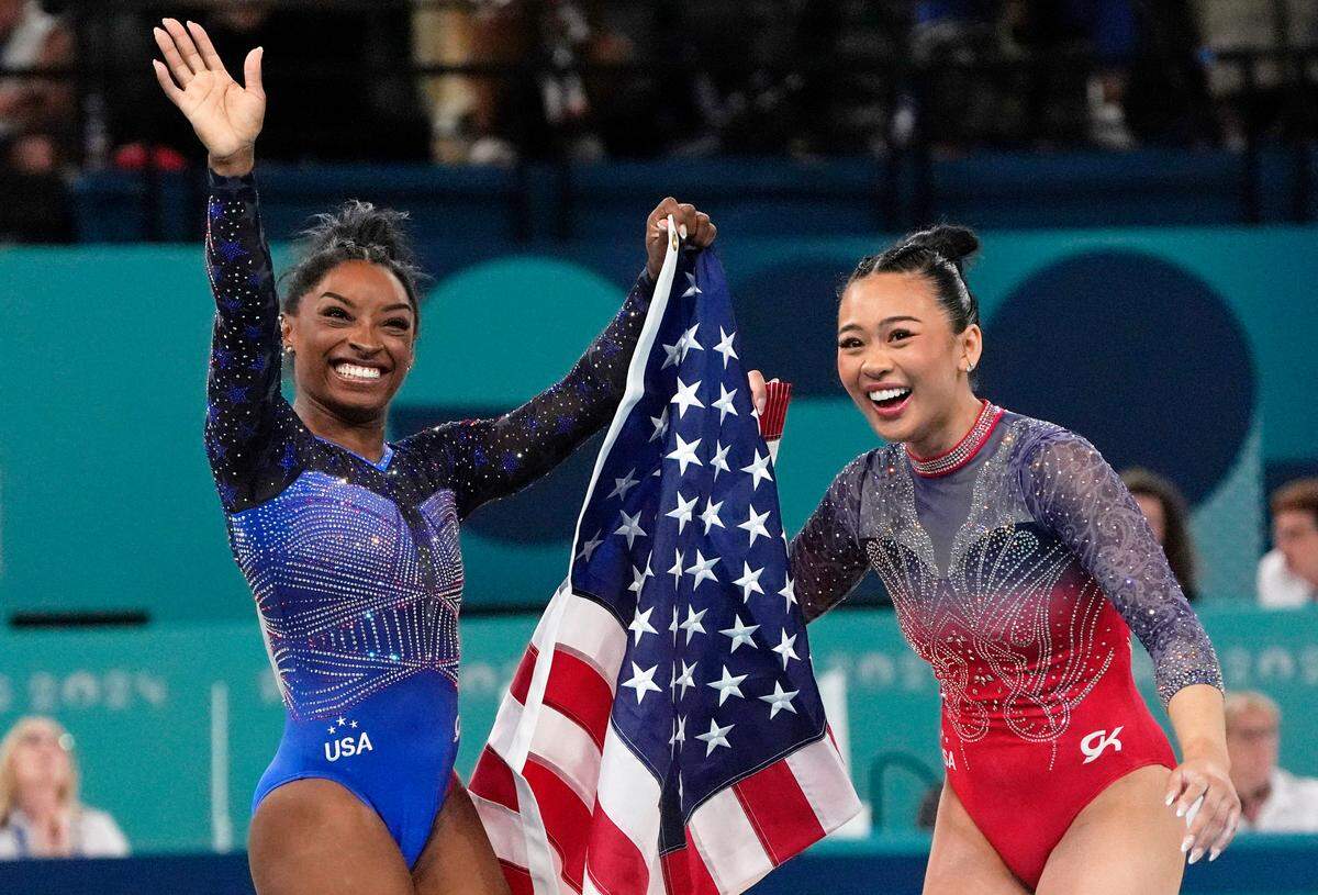 Las gimnastas de Estados Unidos Simone Biles y Sunisa Lee celebran después de ganar el oro y el bronce en el concurso completo de gimnasia femenina, el 1 de agosto de 2024 en París.