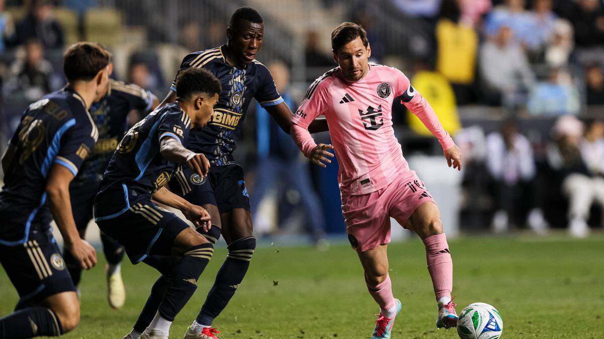 El jugador del Inter Miami Lionel Messi (der.) trata de pasar la marca de la defensa del Philadelphia Union, en el partido celebrado el 24 de mayo de 2025 en Filadelfia.