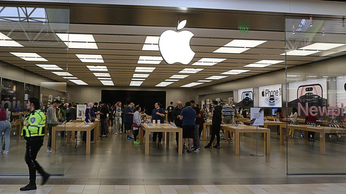 Apple está en conversaciones con su gran rival Meta, la matriz de Facebook, para integrar en sus productos la inteligencia artificial (IA) generativa desarrollada por esa compañía, en un intento por alcanzar a sus competidores en ese sector.
