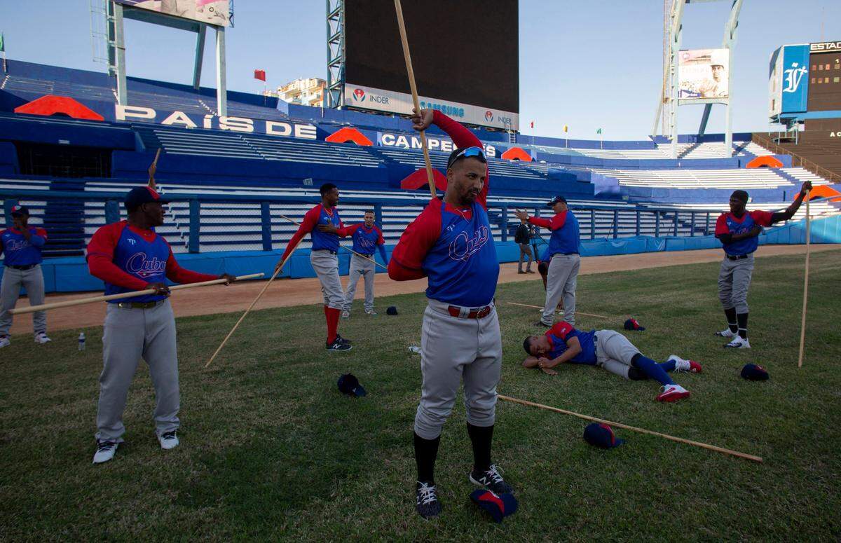 Miembros del equipo nacional cubano al Clásico Mundial de Béisbol entrenan en el estadio Latinoamericano en La Habana, Cuba, el 16 de enero de 2023.