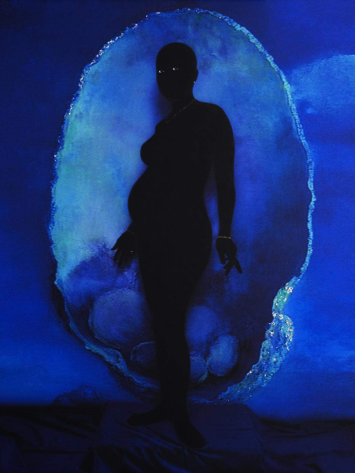 En obras como&nbsp;“El renacimiento de Venus”&nbsp;(2025), los artistas fusionan fotografía con adornos como cristales y perlas, creando imágenes que difuminan la frontera entre el ritual sagrado y la historia del arte occidental. 