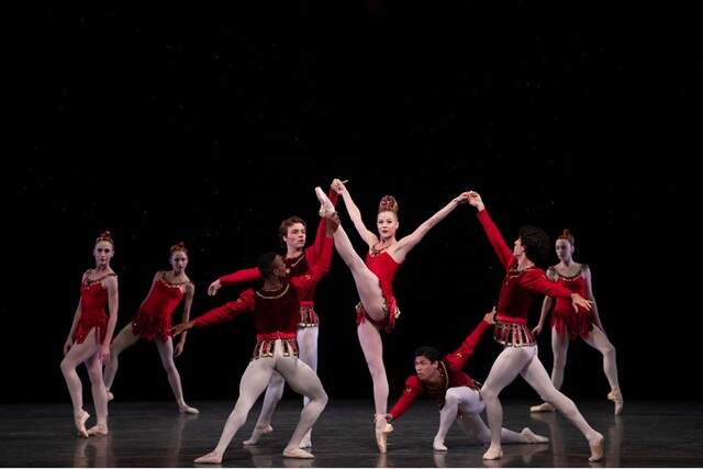 Los bailarines de Miami City Ballet, con Dawn Atkins en el centro, en “Rubíes” de “Joyas”, coreografía de George Balanchine.