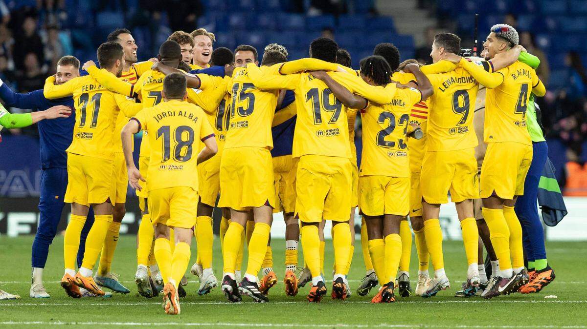 Los jugadores de Barcelona celebran tras derrotar al Espanyol y ganar el título de la liga española, el 14 de mayo de 2023.
