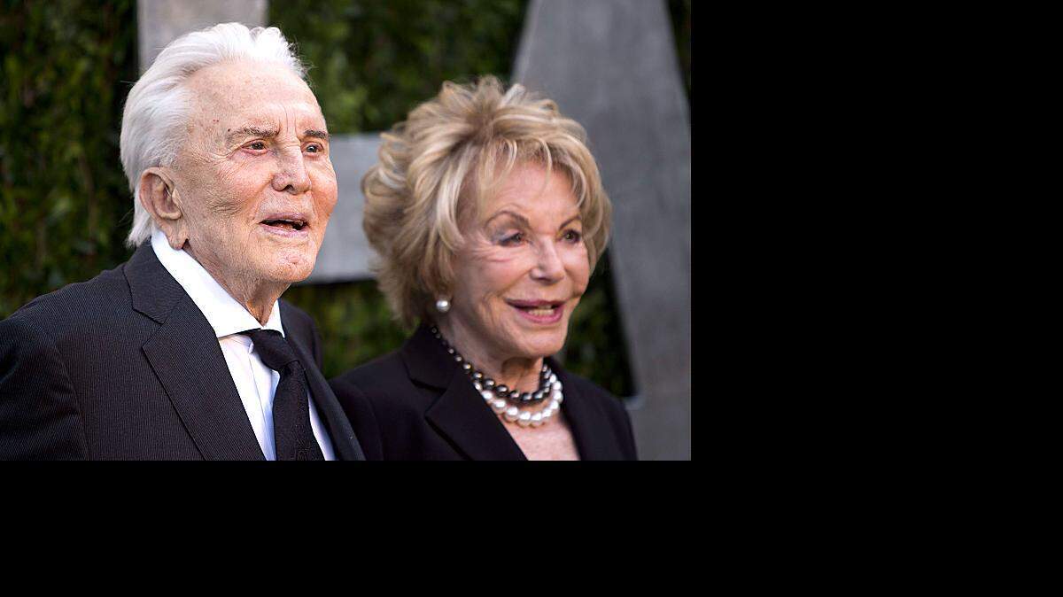 Kirk Douglas y su esposa Ann, llegan a una fiesta de Vanity Fair.