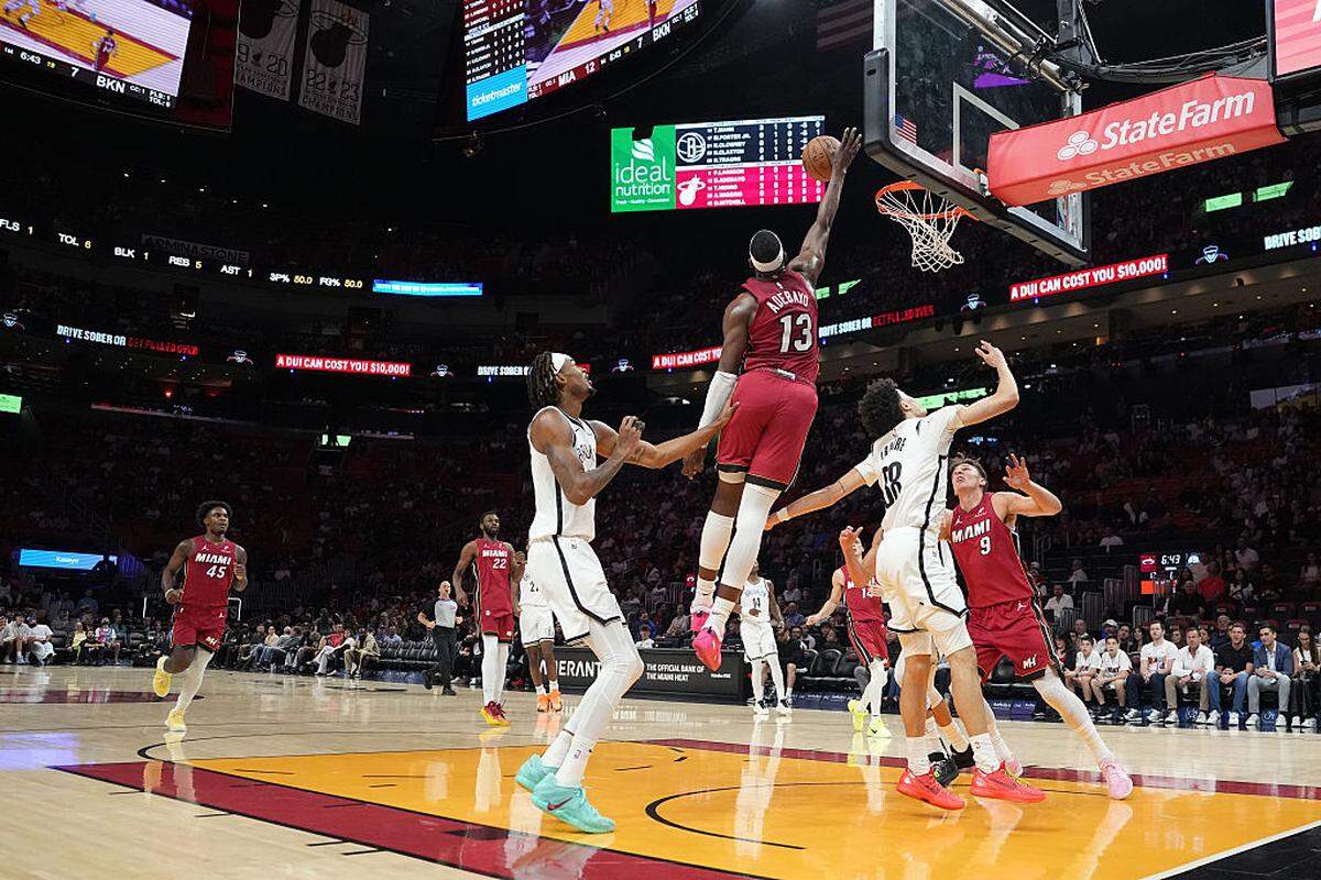 El centro del Heat Bam Adebayo bloquea un tiro de Nolan Traore, de los Nets de Brooklyn, en el partido de la NBA celebrado el 5 de marzo de 2026 en Miami, Florida. 