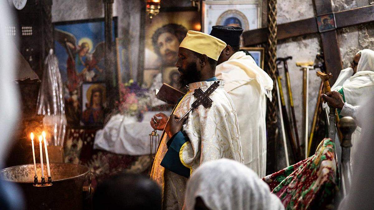Fieles cristianos ortodoxos etíopes rezan en el interior de la Iglesia del Santo Sepulcro el Domingo de Ramos en Jerusalén, el 13 de abril de 2025. Este domingo 5 de abril de 2026, miles de cristianos ortodoxos en Etiopía se congregaron en la Iglesia Bole Medhanialem, en Adís Abeba, para celebrar con oraciones y una ceremonia el Domingo de Ramos, cuya fecha difiere de la católica por el uso del calendario juliano, mientras anhelan la paz en este país de África oriental.