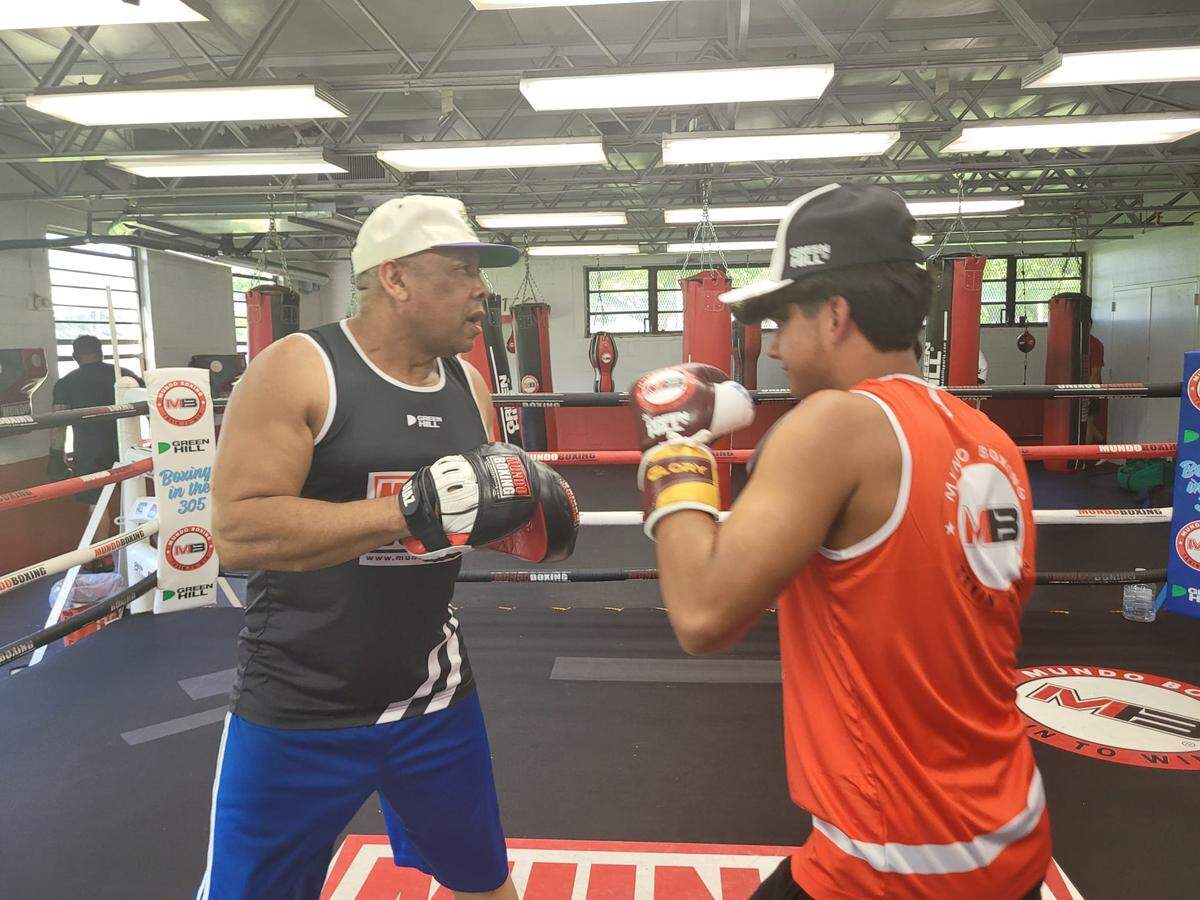 Ryan Arencibia con el profesor Isidoro Nicolás.