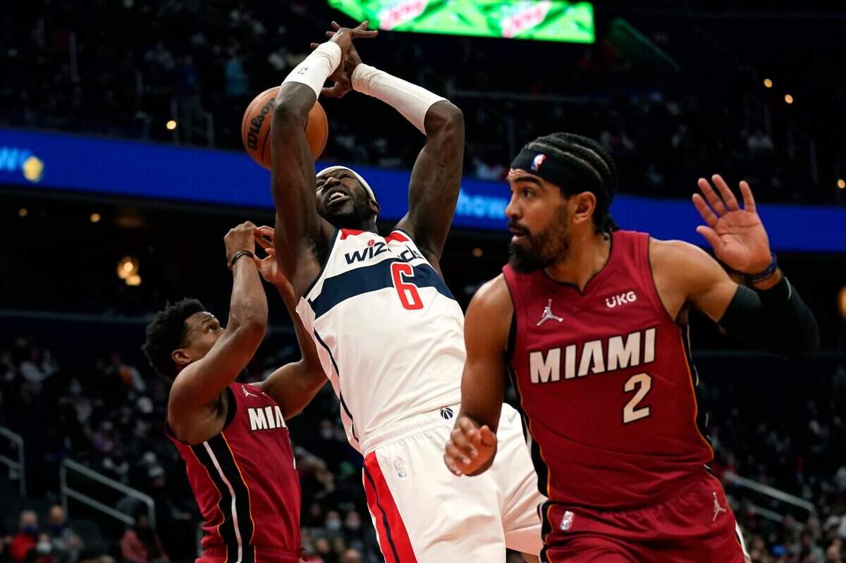 El armador del Heat de Miami Kyle Lowry (izq.) le arrebata la pelota a Montrezl Harrell, de los Wizards, en el partido celebrado el 7 de febrero de 2022 en Washington.
