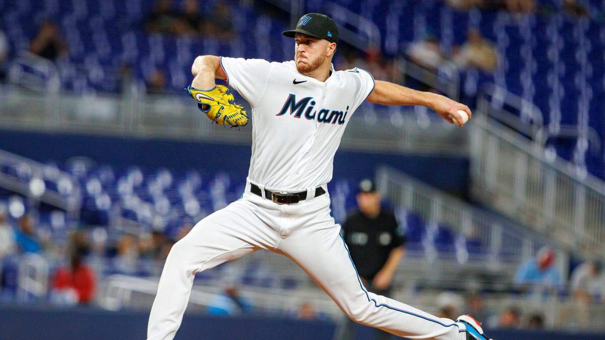 El abridor de los Marlins Trevor Rogers lanza en el tercer inning del partido ante los Rays de Tampa Bay, celebrado el 31 de agosto de 2022 en Miami.