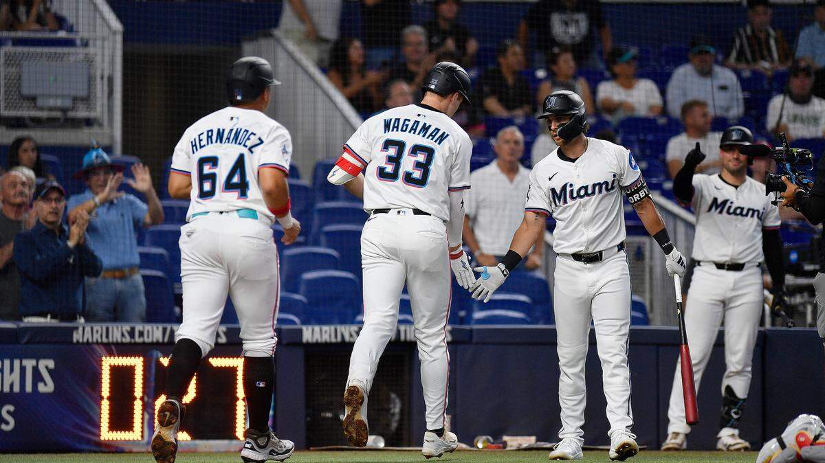 El primera base de los Marlins Eric Wagaman celebra con sus compañeros de equipo tras batear un jonrón en el segundo inning del partido ante los Filis de Filadelfia, celebrado el 17 de junio de 2025 en Miami.