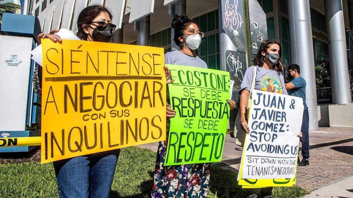 Inquilinos y los grupos de defensa han organizado protestas como esta en Hialeah el 19 de enero de 2022, para pedir medidas al gobierno sobre el aumento de los alquileres y protecciones para los inquilinos. PEDRO PORTAL pportal@miamiherald.com