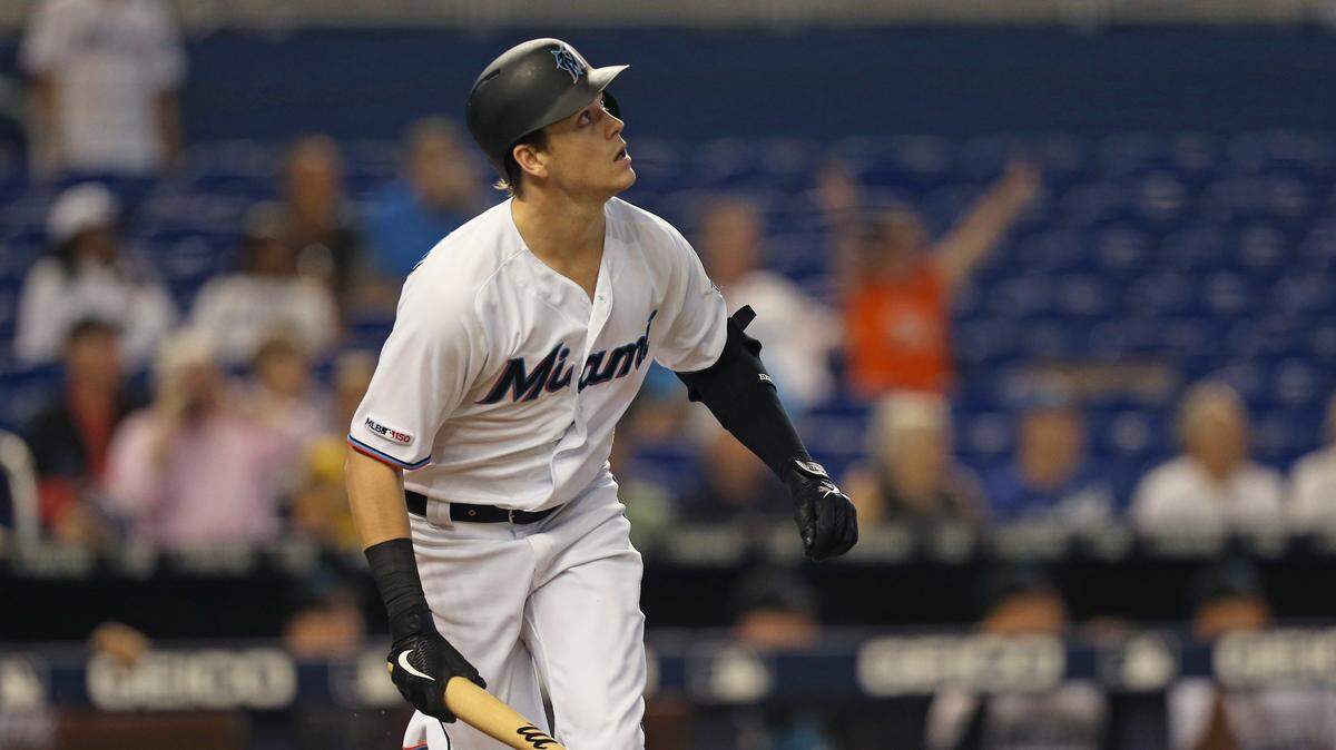 El jardinero de los Marlins Brian Anderson batea un sencillo en el tercer inning del partido ante los Dodgers, efectuado el 15 de agosto de 2019 en Miami.