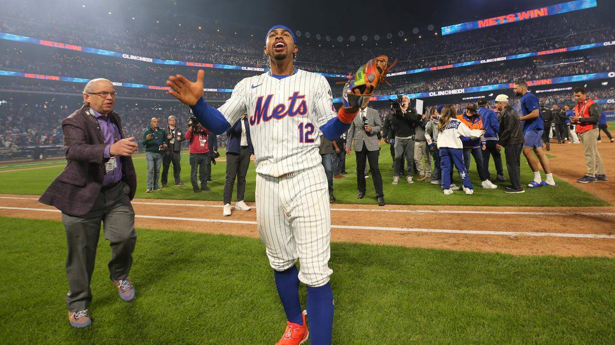 El torpedero de los Mets Francisco Lindor celebra tras el triunfo ante los Filis de Filadelfia en el cuarto partido de la Serie Divisional de la Liga Nacional, efectuado el 9 de octubre de 2024 en Nueva York.