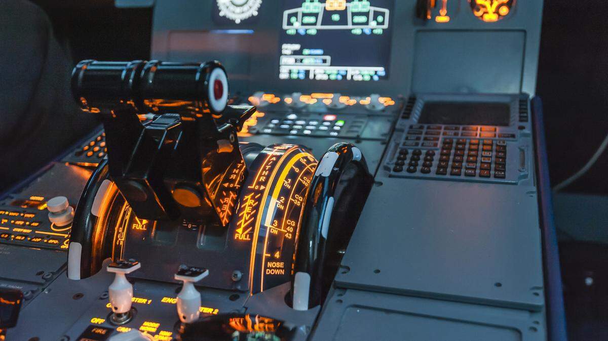 Un piloto que estaba en la cabina intenta apagar los motores de un avión en pleno vuelo, pero fue sometido por los otros pilotos. 