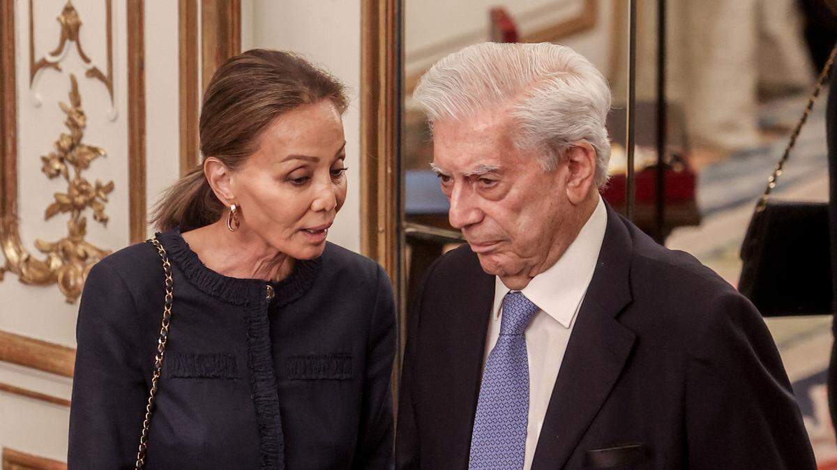 El escritor Mario Vargas Llosa y su pareja Isabel Preysler asisten a la entrega la Gran Cruz de la Orden de Isabel la Católica al presidente del Teatro Real, Gregorio Marañón, en el Palacio de Viana, a 16 de junio de 2022, en Madrid (España). Marañón, jurista, empresario, académico, y presidente del Teatro Real, obtiene este galardón entregado con el objetivo de premiar el “comportamiento extraordinario de carácter civil, realizados por personas españolas y extranjeras, que redunden en beneficio de la Nación o que contribuyan, de modo relevante, a favorecer las relaciones de amistad y cooperación de la Nación Española con el resto de la Comunidad Internacional”. 16 JUNIO 2022;MADRID;ALBARE;GREGORIO MARAÑÓN;GRAN CRUZ DE LA ORDEN DE ISABEL LA CATÓLICA Ricardo Rubio / Europa Press 16/6/2022