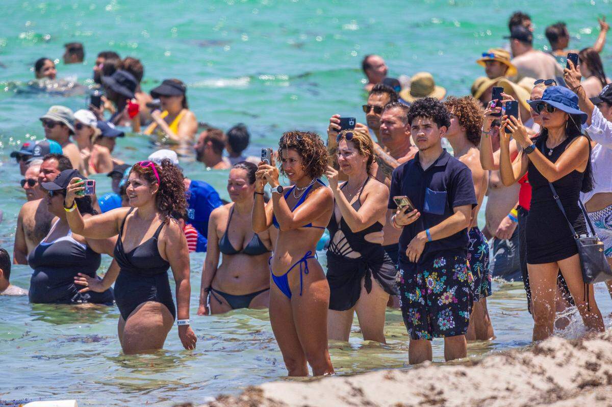 Gente atenta a las diferentes demostraciones aéreas y marítimas en South Beach durante el Hyundai Air & Sea Show que regresa para su octavo Saludo Nacional anual a los Héroes de Estados Unidos en Miami Beach, el sábado 25 de mayo de 2024.