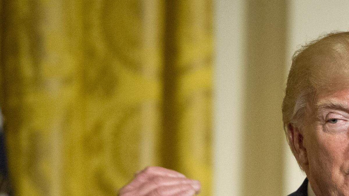 El presidente de los Estados Unidos, Donald Trump, en una recepción para los senadores estadounidenses y sus cónyuges en el Salón Este de la Casa Blanca el 28 de marzo de 2017 en Washington, DC.