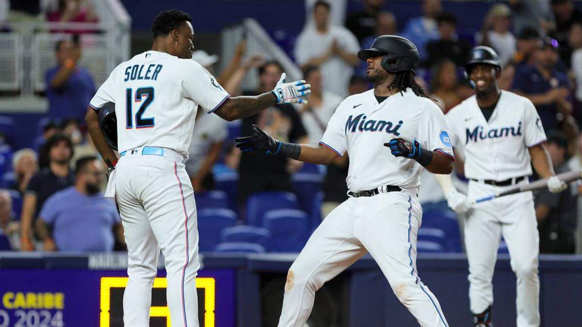 El primera base de los Marlins Josh Bell (der.) celebra con el bateador designado cubano Jorge Soler tras pegar un jonrón en el quinto inning del partido ante los Dodgers de Los Angeles, celebrado el 5 de septiembre de 2023 en Miami.