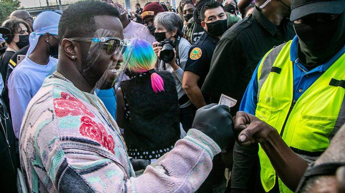 Sean “Diddy” Combs giving away money and gift cards in December 2020 in Miami as part of his foundation.
