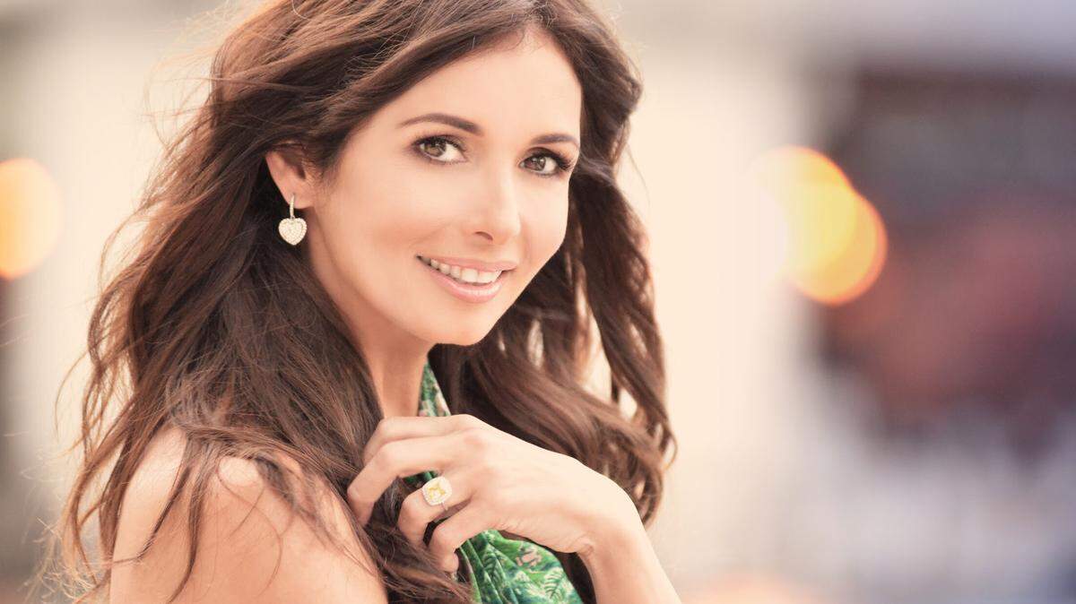 La presentadora y actriz Giselle Blondet con un anillo y unos aretes de su colección