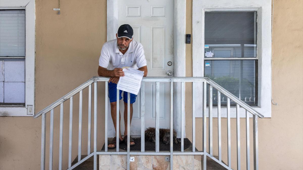 Hamilton Dos Santos frente a su casa móvil. Se siente enojado y traicionado después de comprar su casa en efectivo solo unos meses antes de recibir un aviso de desalojo el jueves 14 de noviembre de 2024, en Sweetwater, Florida. Tiene en la mano el aviso de desalojo que encontró pegado a la puerta de su casa. El propietario del parque de casas móviles Li’l Abner vendió el terreno a un desarrollador, lo que obligó a todos los residentes a recibir avisos de desalojo debido a la venta.